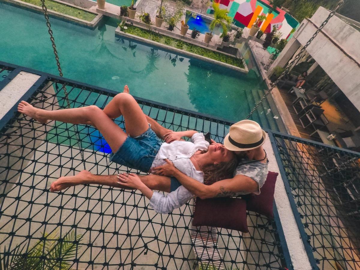 Hotel Makaaba Eco-Boutique Bacalar Εξωτερικό φωτογραφία A couple on a hammock