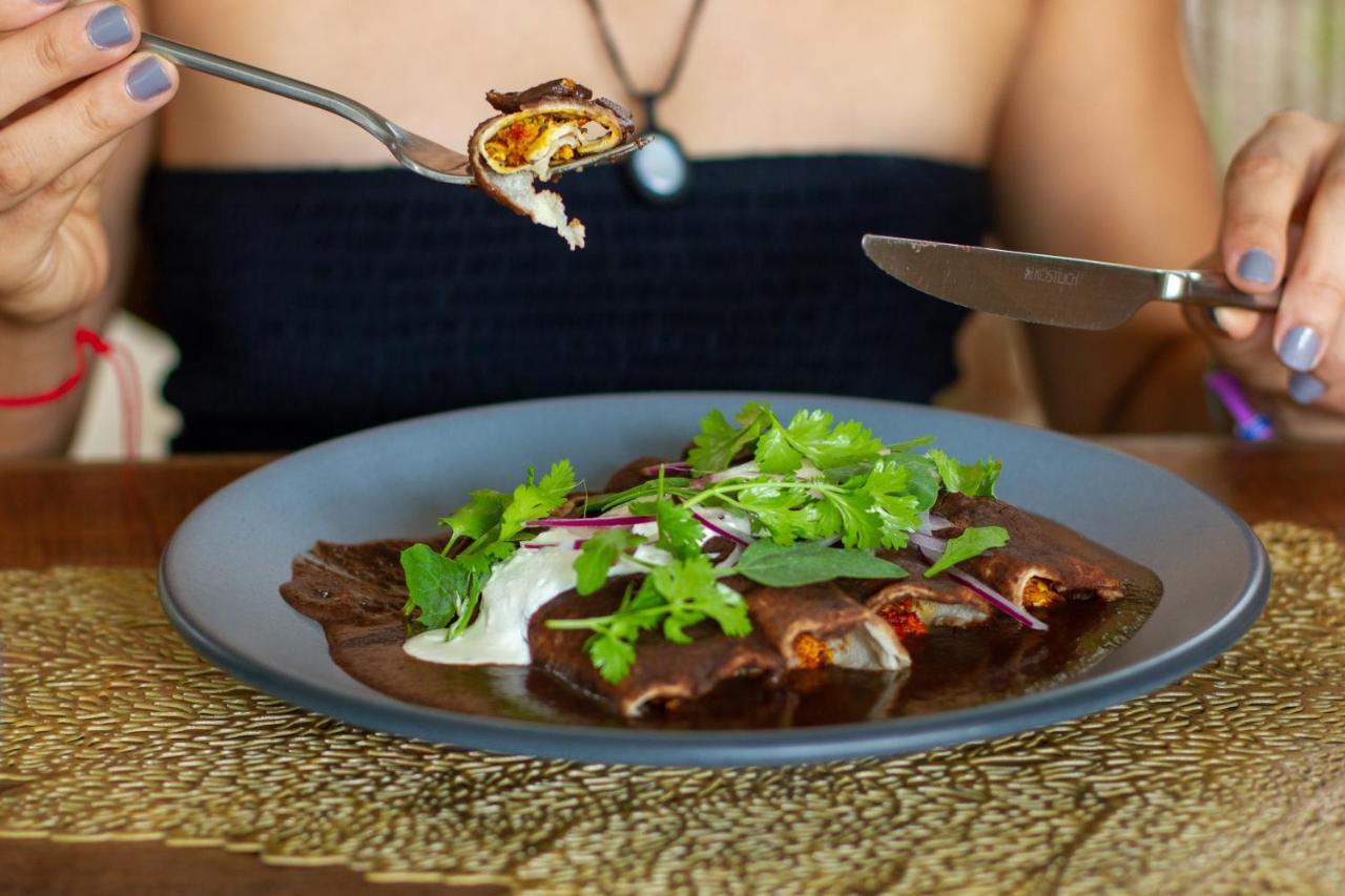 Hotel Makaaba Eco-Boutique Bacalar Εξωτερικό φωτογραφία A woman eating a plate of enchiladas
